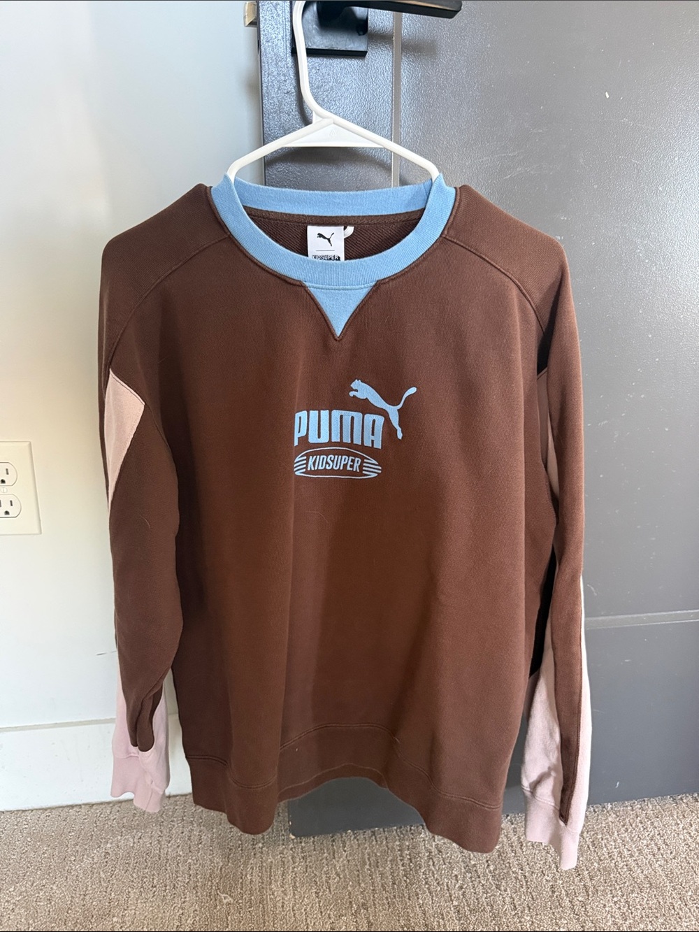 Puma Brown Crewneck Sweatshirt with Light Blue Logo and Pale Pink Sleeve Panels